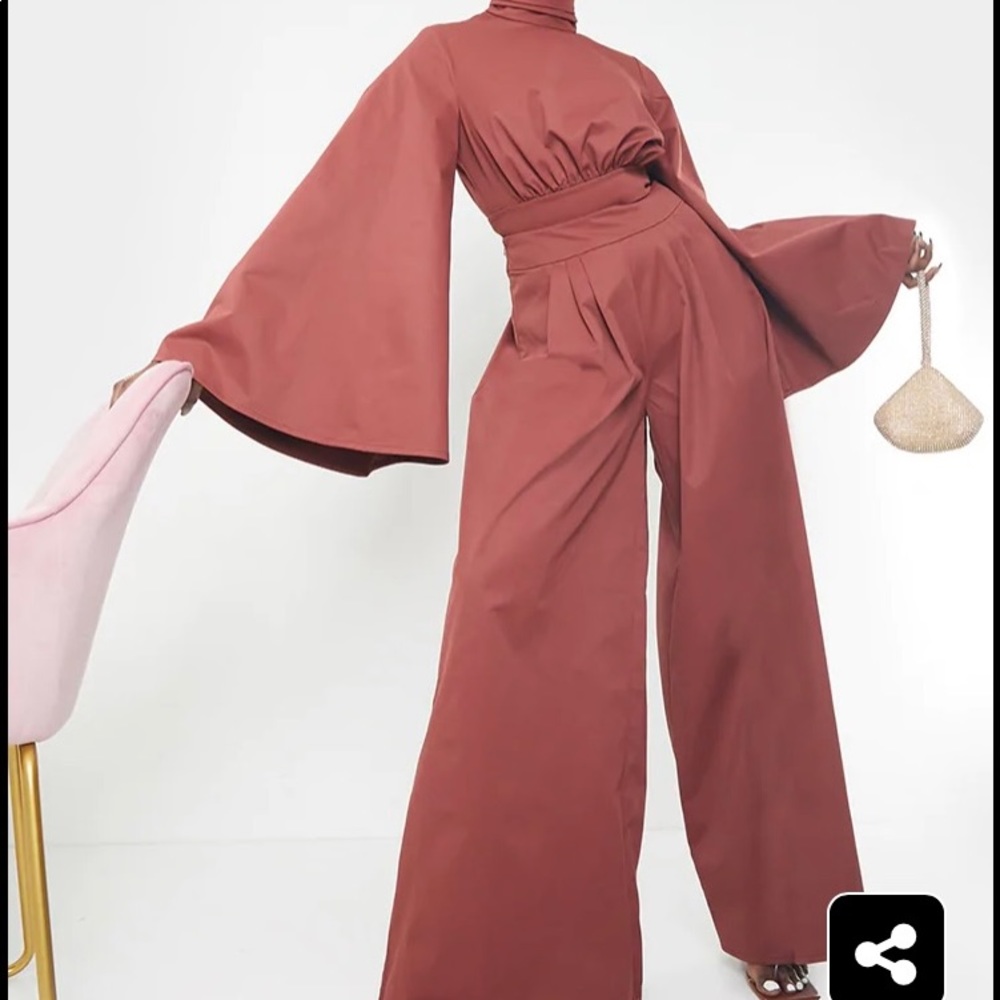 BNWT!! GORGEOUS PRETTY LITTLE THING 2 pc set. Crop and wide leg!!!!